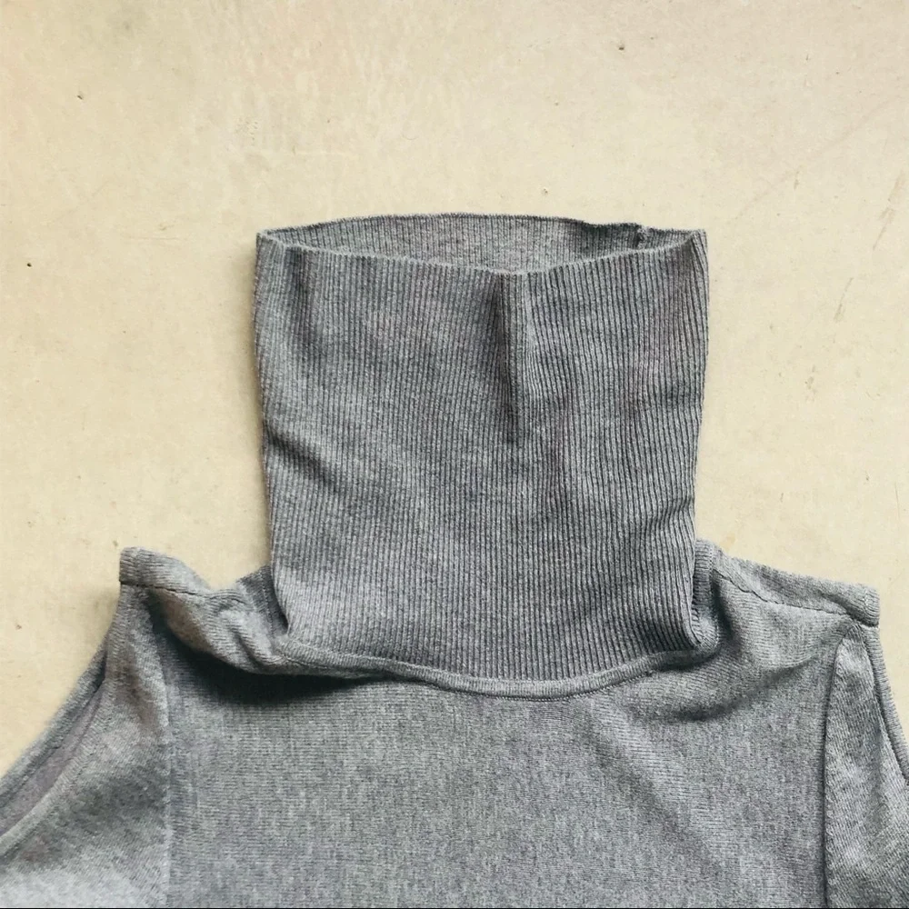 Gray turtleneck sweater - Picture 4 of 7